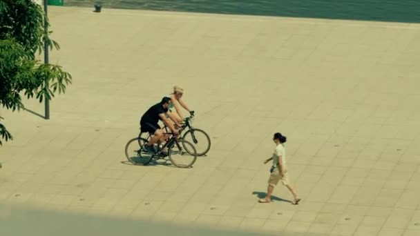 Warsaw, Polen - 31 mei 2018. Paar paardrijden fietsen — Stockvideo