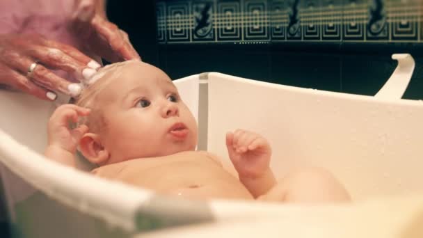 Mor tvätta baby flickor hår — Stockvideo