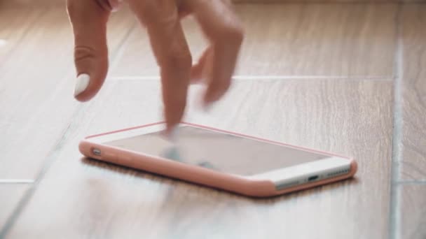 Scrollende Finger auf dem Smartphone imitieren Laufband — Stockvideo