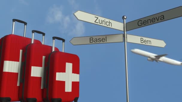 Ταξιδιωτικές αποσκευές που χαρακτηρίζει την σημαία της Ελβετίας, αεροπλάνο και πόλη διαφημιστική πινακίδα. Εννοιολογική animation ελβετικού τουρισμού — Αρχείο Βίντεο