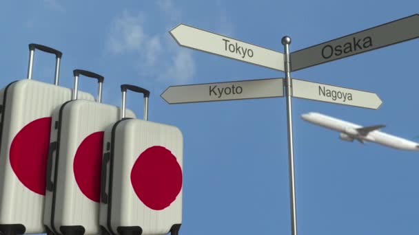 Reisegepäck mit japanischer Flagge, Flugzeug und Stadtschild. Konzeptionelle Animation für den japanischen Tourismus — Stockvideo