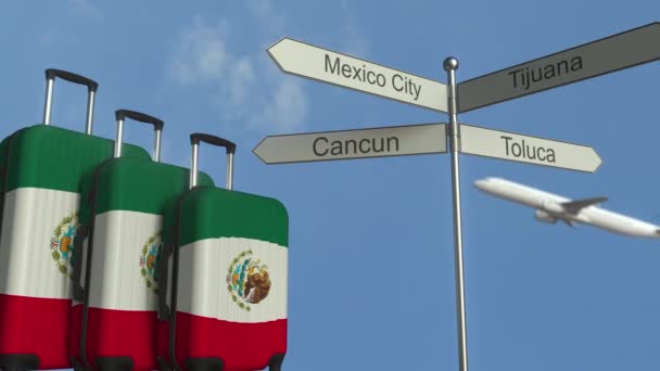 Проездной багаж с флагом Мексики, самолетом и указателем города. Концептуальная анимация туризма в Мексике — стоковое видео