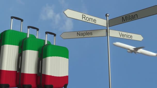 Reisegepäck mit italienischer Flagge, Flugzeug und Stadtschild. Konzeptionelle Animation des italienischen Tourismus — Stockvideo