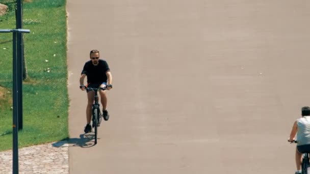Warsaw, Polen - 31 mei 2018. Jonge man rijden fiets — Stockvideo