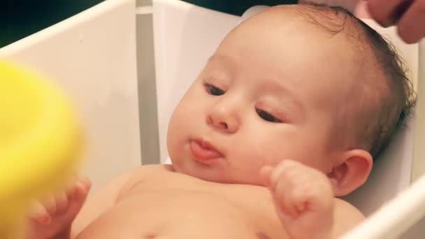 Mama myje włosy dziewczyny baby — Wideo stockowe