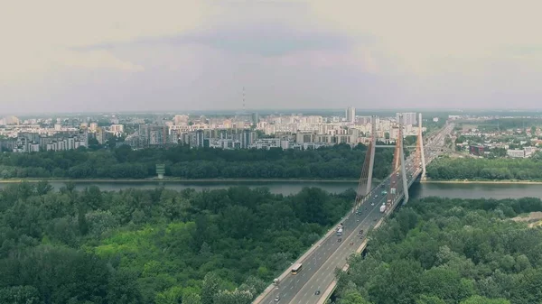 Vue aérienne de la circulation routière et du pont goudronné à Varsovie, Pologne — Photo