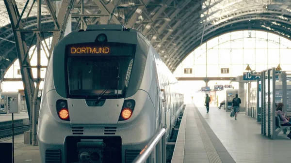 Moderna tåg till Dortmund. Resa till Tyskland konceptuell illustration — Stockfoto