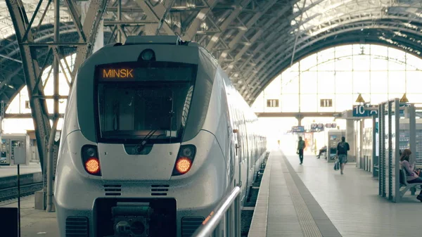 Moderna tåg till Minsk. Resa till Vitryssland konceptuell illustration — Stockfoto