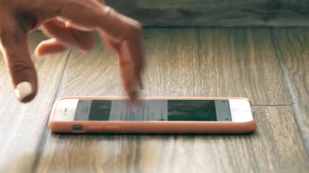 Женские пальцы на телефоне имитируют бегущую дорожку — стоковое видео