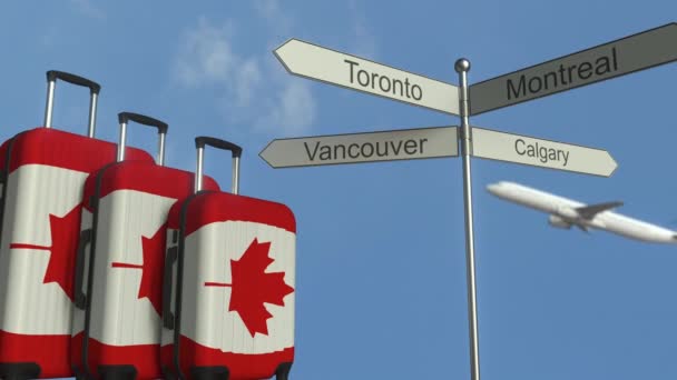 Reizen bagage met vlag van Canada, vliegtuig en stad ondertekenen post. Canadese toerisme conceptuele animatie — Stockvideo