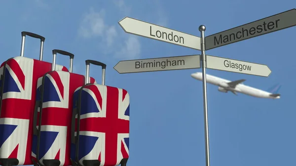 Resa bagage med flagga av Storbritannien, flygplan och staden tecken inlägg. Brittiska turism konceptuell 3d-rendering — Stockfoto