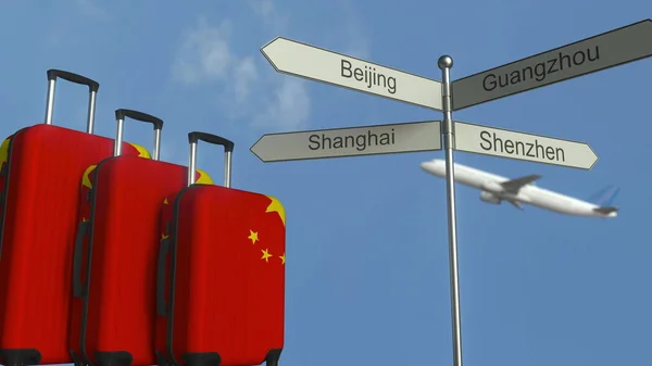 Reisegepäck mit China-Flagge, Flugzeug und Stadtschild. Konzeptionelle 3D-Darstellung des chinesischen Tourismus — Stockfoto