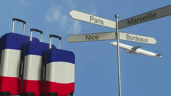 Bagaglio da viaggio con bandiera francese, aereo e cartello postale della città. Turismo francese rendering concettuale 3D — Foto Stock