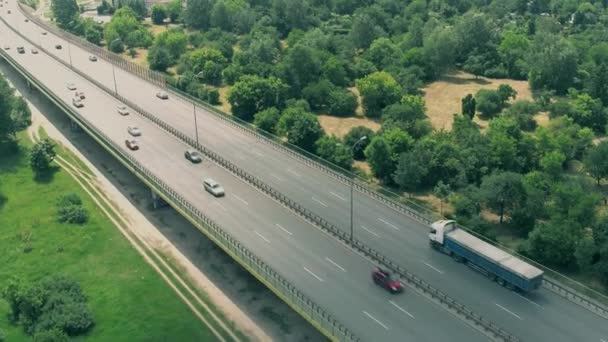 Varşova, Polonya - 5 Haziran 2018. Hava uçuşu görünümü karayolu trafik — Stok video