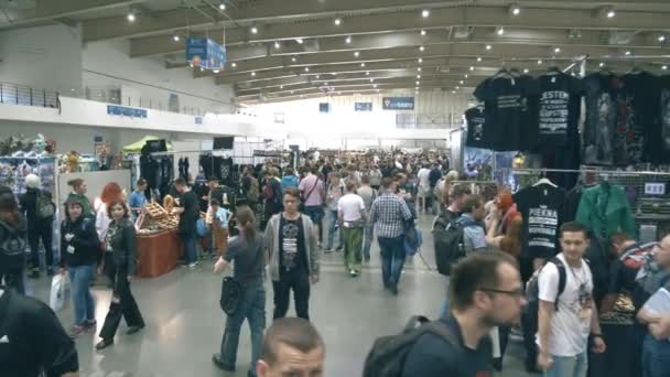 POZNAN, POLONIA - 19 DE MAYO DE 2018. Pyrkon visitantes de convenciones — Vídeos de Stock