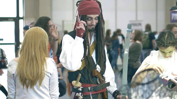 POZNAN, POLÓNIA - 19 de maio de 2018. Jovem vestindo traje de Jack Sparrow — Fotografia de Stock