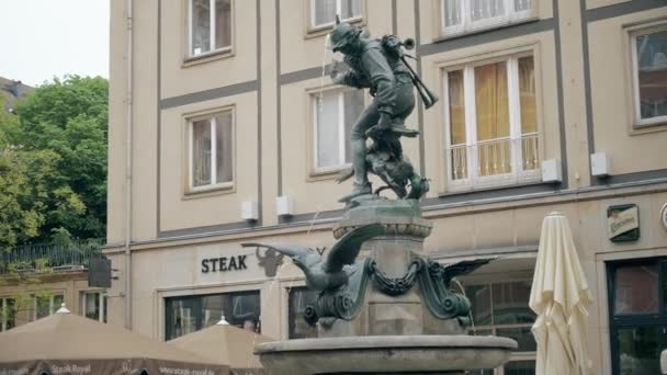 Dresden, ALEMANHA - 2 de maio de 2018. Fonte Gansediebbrunnen ou Goose Thief no centro da cidade — Vídeo de Stock