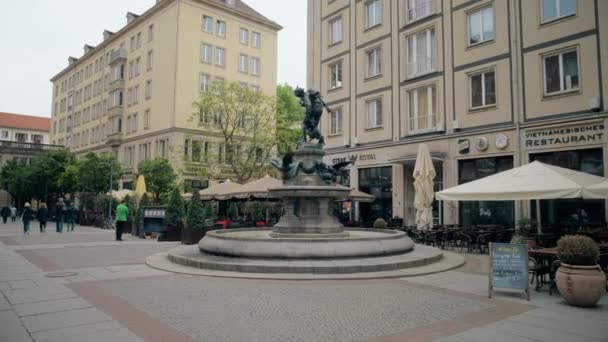 Drážďany, Německo - 2. května 2018. Gansediebbrunnen nebo husí zloděj fontána — Stock video