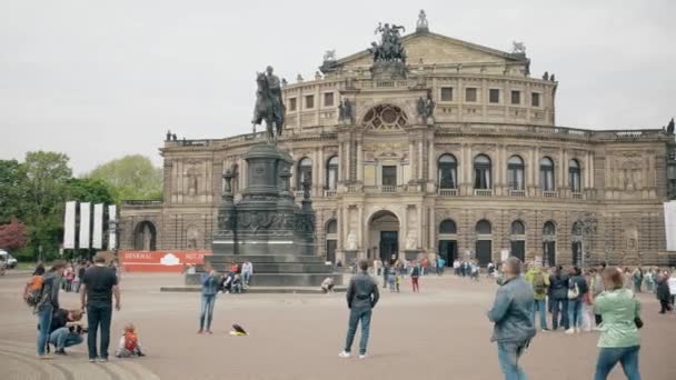 Drezda, Németország - május 2, 2018. Semperoper vagy az Operaház, a színház téren — Stock videók