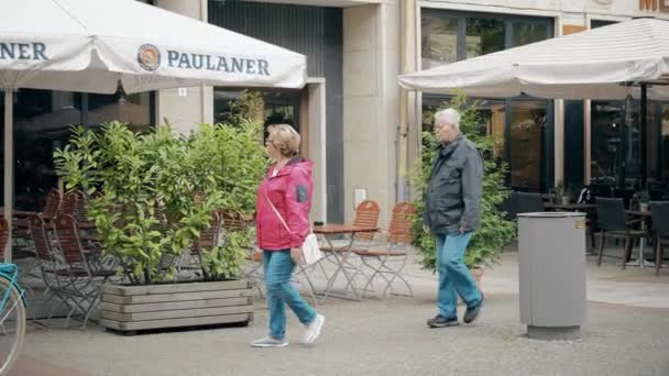 DRESDEN, ALEMANIA - 2 DE MAYO DE 2018. Los turistas mayores caminan en el centro — Vídeos de Stock