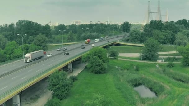 WARSAW, POLONIA - 5 DE JUNIO DE 2018. Vista aérea del tráfico por carretera y el puente de guyed — Vídeos de Stock