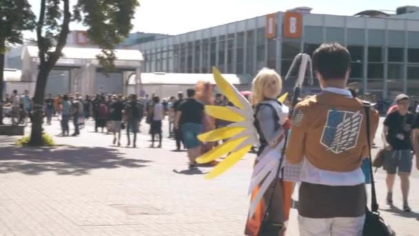 Poznan, Polen - 19 maj 2018. Pyrkon konventionen deltagare och besökare — Stockvideo