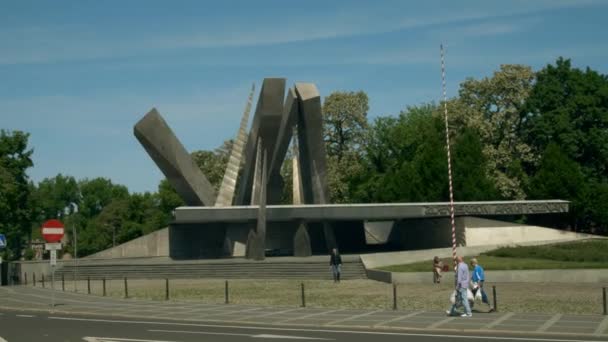 POZNAN, POLONIA - 20 DE MAYO DE 2018. Monumento al Ejército de Poznan en el Parque de la Ciudadela — Vídeos de Stock