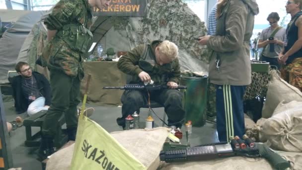 POZNAN, POLONIA - 19 DE MAYO DE 2018. Participantes de la convención Pyrkon llevando uniforme — Vídeos de Stock