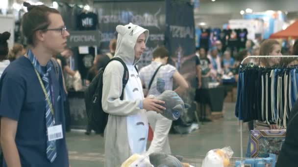 Poznaň, Polsko - 19. května 2018. Mladý muž na sobě kostým Totoro v Pyrkonu konvence — Stock video