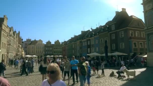 Poznan, Polen - 20 mei 2018. Drukke toeristische plaats in Stare Miasto of Old Town — Stockvideo