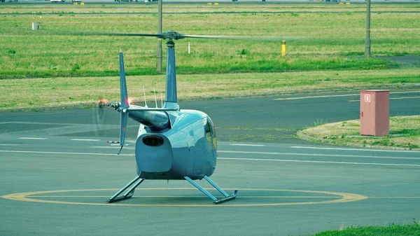 Pequeño helicóptero azul listo para despegar desde el aeropuerto —  Fotos de Stock