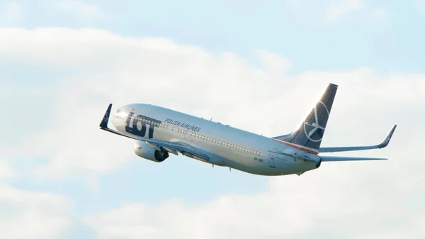 Warszawa, Polen - 15 juni 2018. Många polska flygbolag Sp-Lwd Boeing 737 klättra upp i himlen — Stockfoto