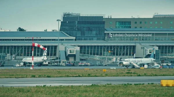 Βαρσοβία, Πολωνία - 15 Ιουνίου 2018. Οι επιβάτες του σκάφους αεροπλάνο μέσω jetbridge στο τερματικό σταθμό του αεροδρομίου Σοπέν — Φωτογραφία Αρχείου
