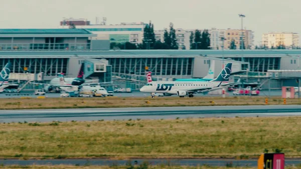 Warszawa - 15 czerwca 2018 r. Samolot Sp-Ldg Lot Polskie Linie lotnicze Embraer Erj-170 kołowania — Zdjęcie stockowe