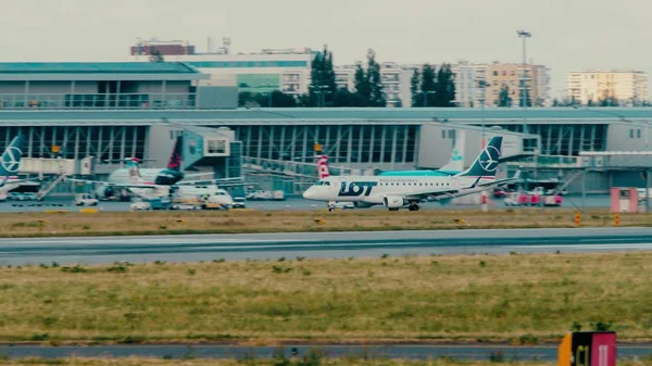 WARSAW, POLAND - JUNE 15, 2018. SP-LDG LOT Polish Airlines Embraer ERJ-170 airplane taxiing — Stock Photo, Image