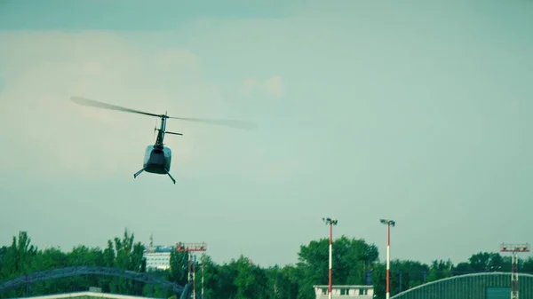 Petit hélicoptère décollant de l'aéroport — Photo
