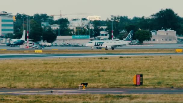GARANTIA, POLÓNIA - 15 DE JUNHO DE 2018. SP-LDG LOT Polish Airlines Embraer ERJ-170 taxiação de aviões — Vídeo de Stock