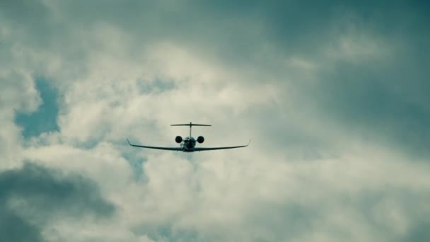 Samolot latający na niebie, widok z tyłu — Wideo stockowe
