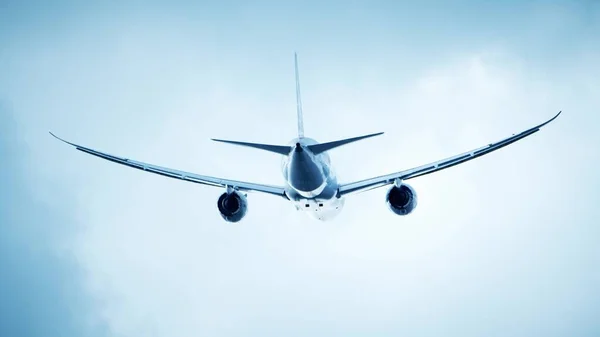 Коммерческий самолет, летящий в небе, вид сзади — стоковое фото