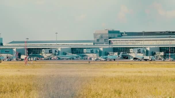 Varsó, Lengyelország - 2018 június 15. F-Gkxl Airbus A320-214 Air France repülőgép leszállás futtatása — Stock videók