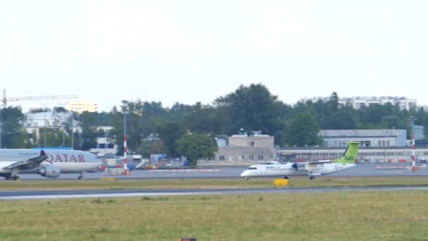 GARANTIA, POLÓNIA - 15 DE JUNHO DE 2018. YL-BAY Air Baltic Bombardier Dash 8 Q400 avião taxiing — Vídeo de Stock