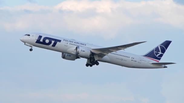 WARSAW, POLONIA - 15 DE JUNIO DE 2018. LOT Polish Airlines SP-LSA Boeing 787-9 Dreamliner despegue — Vídeo de stock