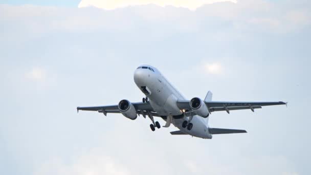 Βαρσοβία, Πολωνία - 15 Ιουνίου 2018. LZ-απογείωση Mdk μέσω αεροπλάνο αεροπορίας Airbus A320-232 — Αρχείο Βίντεο