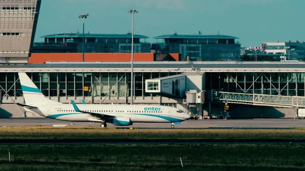 Варшава - 15 червня 2018. SP-Енн ввести повітря Boeing 737-8cx літак руління — стокове фото