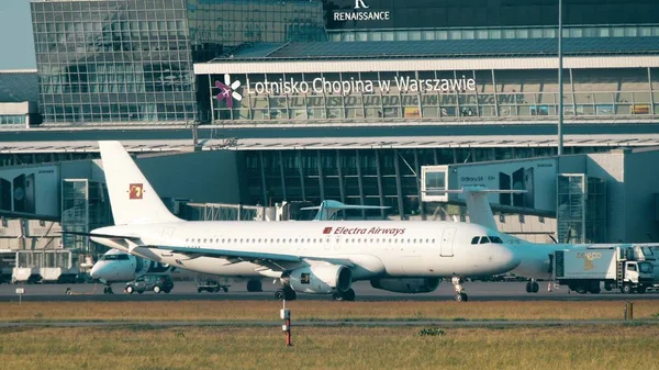 Warszawa, Polen - 15 juni 2018. LZ-Eaa Electra Airways Airbus A320-231 flygplan taxning på flygplatsen Chopin — Stockfoto