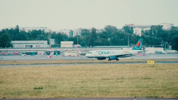 GARANTIA, POLÓNIA - 15 DE JUNHO DE 2018. TC-OBS Onur Air Airbus A320-232 taxiação de aviões — Vídeo de Stock