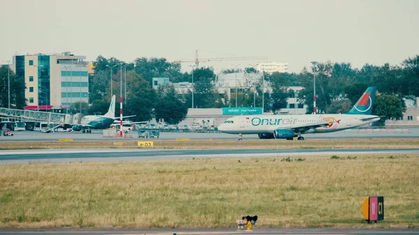 GARANTIA, POLÓNIA - 15 DE JUNHO DE 2018. TC-OBS Onur Air Airbus A320-232 taxiação de aviões — Fotografia de Stock