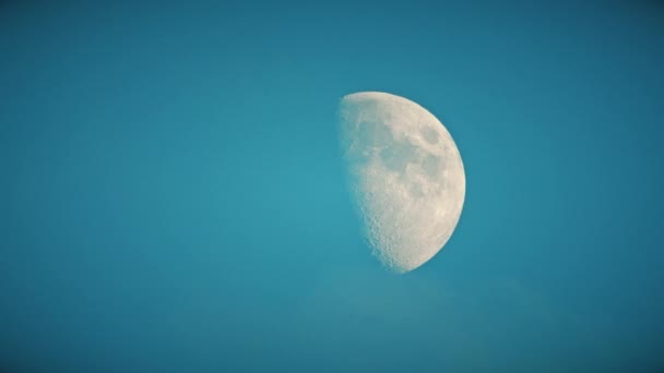 Tiempo de lapso de media luna y nubes o humo, teleobjetivo disparado — Vídeo de stock