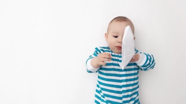Entzückendes Baby spielt mit Papierboot, Blick von oben nach unten — Stockvideo