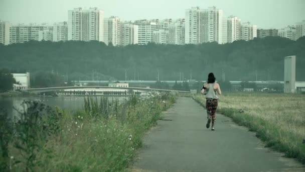 Неузнаваемая молодая бегунья в городском парке — стоковое видео